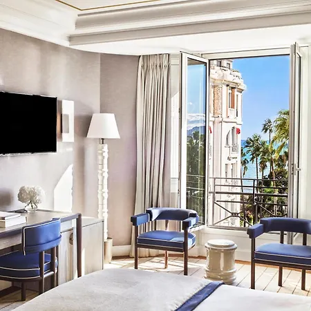 Готель Barriere Le Majestic 5*