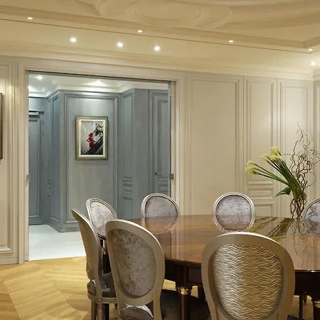 Готель Barriere Le Majestic 5*